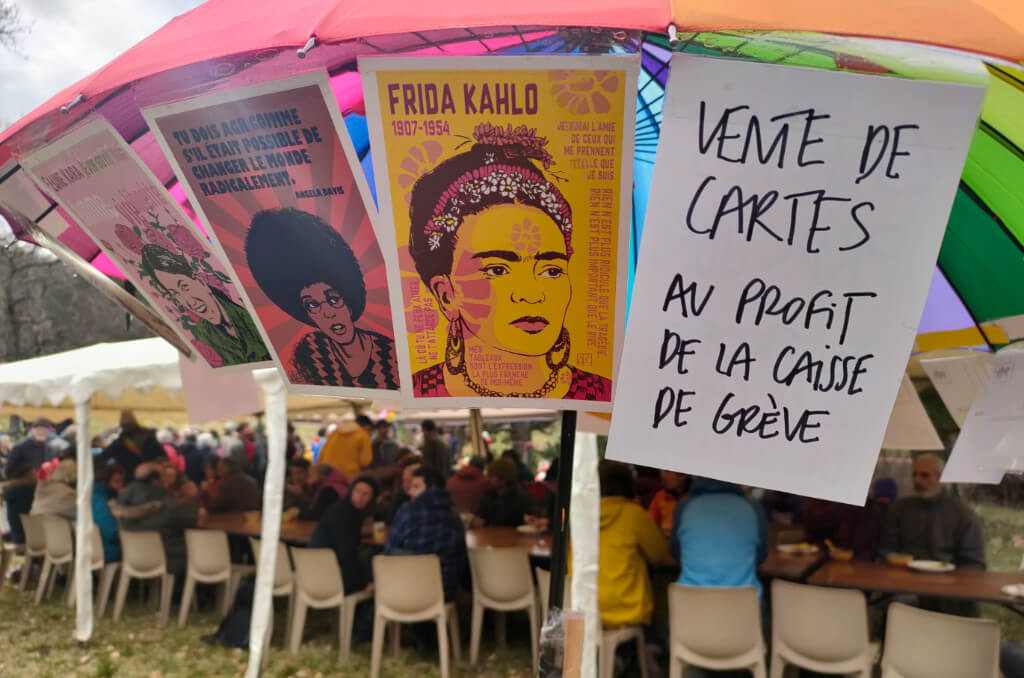 Bouffe solidaire au piquet de grève de la centrale hydraulique de Saint-Pierre-de-Cognet (Isère) Cartes postales de l'artiste Anne Leïla Ollivier.