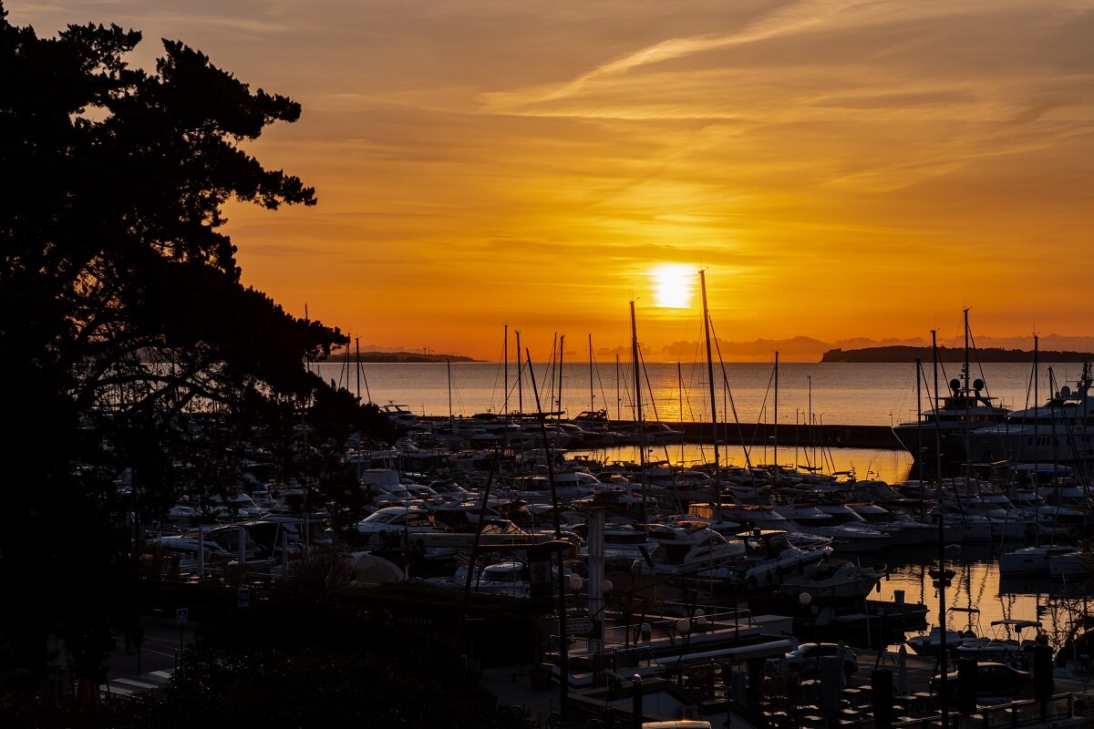 Lever de soleil sur le port. Au fond, les îles de Lérins et le golfe de La Napoule.