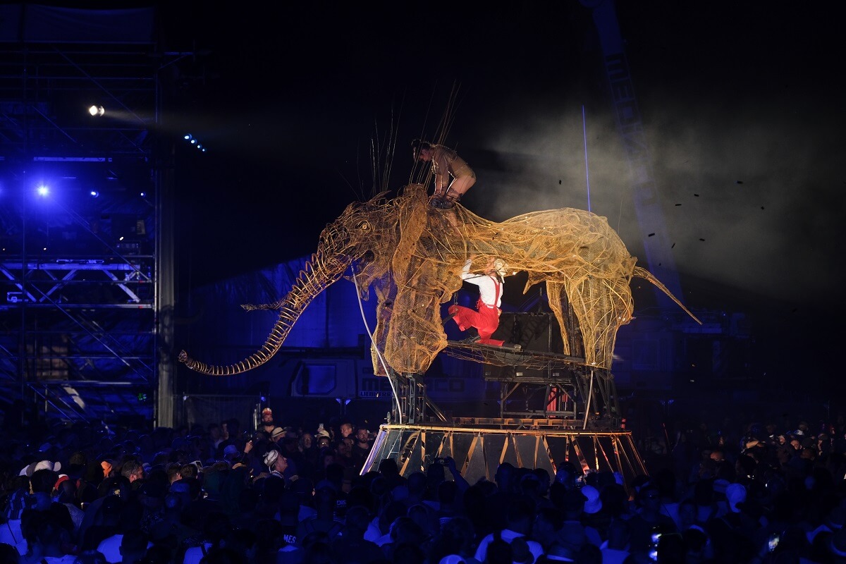 Spectacle de clôture : extrait de la Grande parade, compagnie OFF