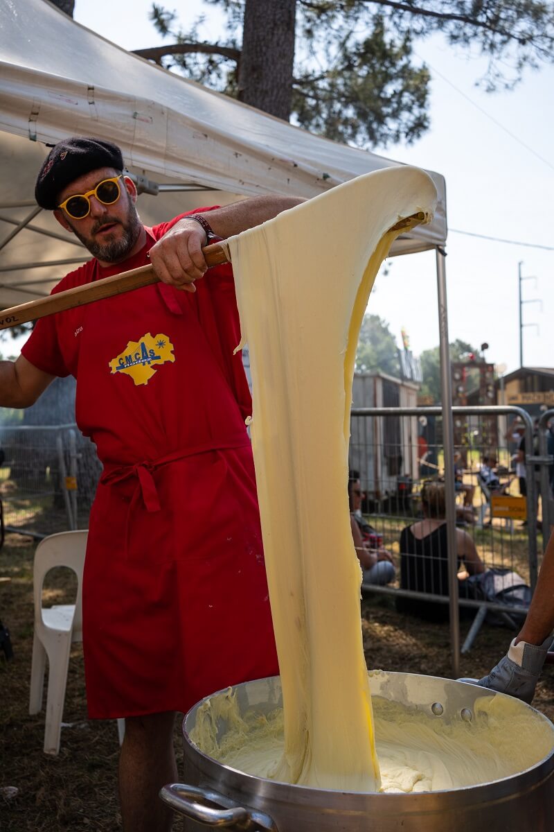 Préparation de l'aligot, stand Cahors-Rodez