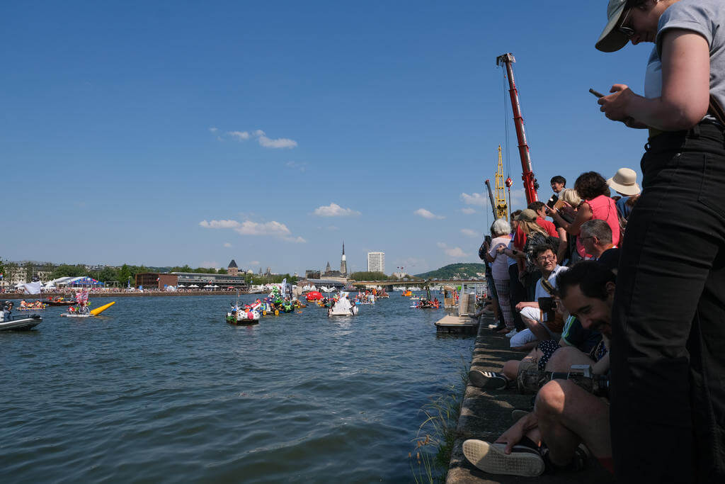 Spectacteurs. Bataille d'OFNI sur la Seine, objets flottants non identifiés, durant la Grande pagaille, la veille de l'Armada officielle à Rouen, juin 2023.