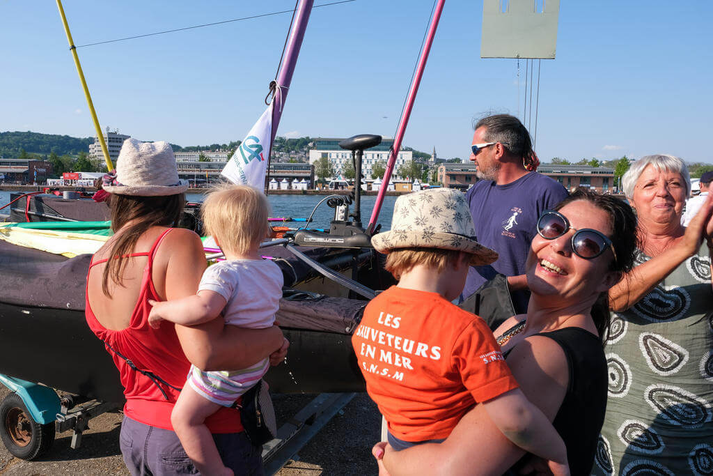 Spectateurs. Bataille d'OFNI sur la Seine, objets flottants non identifiés, durant la Grande pagaille, la veille de l'Armada officielle à Rouen, juin 2023.