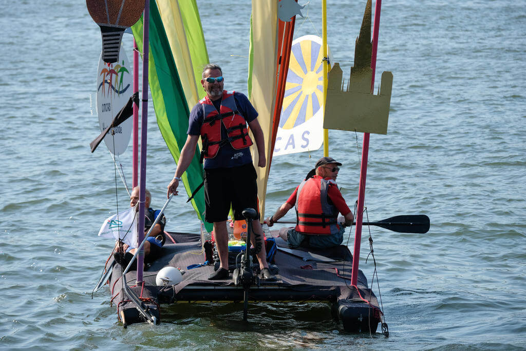 Bateau de la CMCAS Haute-Normandie. Bataille d'OFNI sur la Seine, objets flottants non identifiés, durant la Grande pagaille, la veille de l'Armada officielle à Rouen, juin 2023.