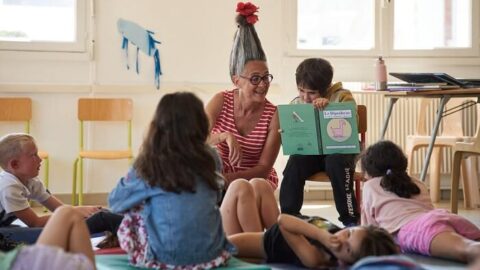 Rencontre culturelle CCAS en colo : lecture avec la comédienne Sylvie Vandier et sa Bibliomalle, Granville (Manche), juillet 2023.