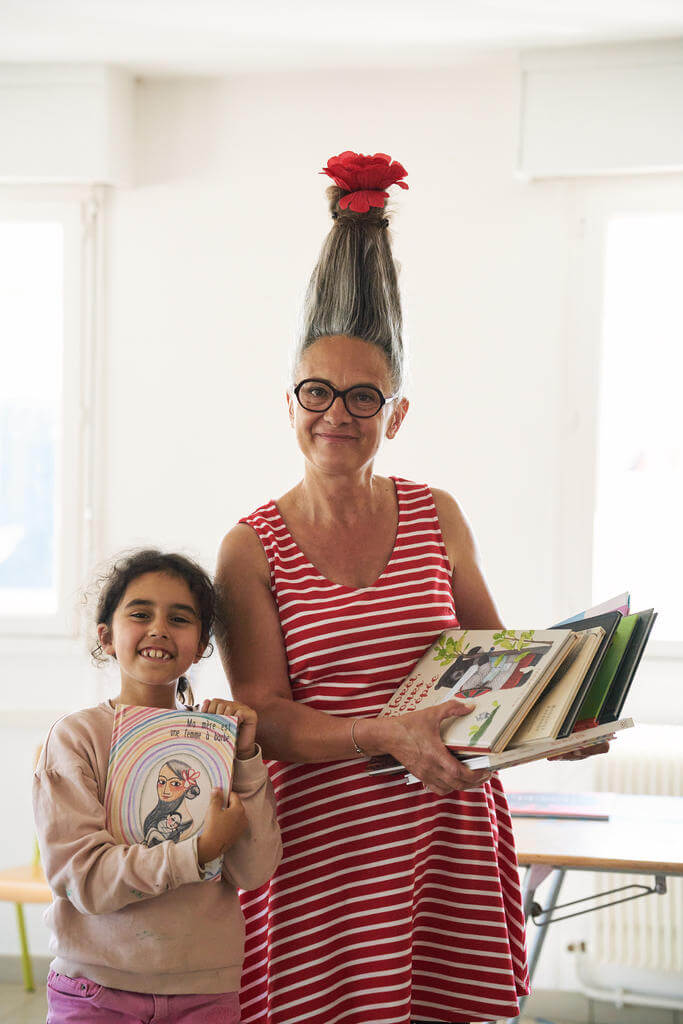 Rencontre culturelle CCAS en colo : lecture avec la comédienne Sylvie Vandier et sa Bibliomalle, Granville (Manche), juillet 2023.