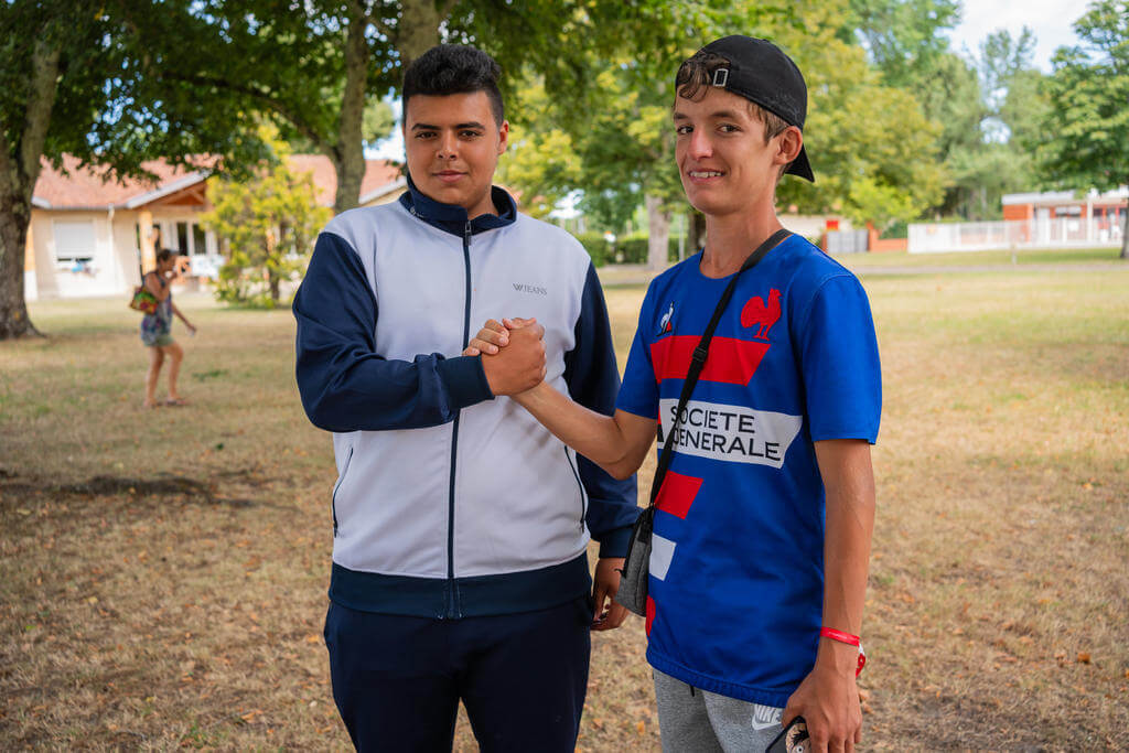Abed, 16 ans de Ramallah avec son compagnon de chambre Arthur. Accueil d'enfants sahraouis et palestiniens à la colo d'Andernos-les-Bains, juillet 2023, CCAS.