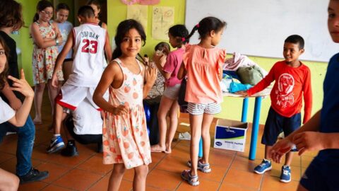 Jeux des petits. Inas, Saharouie. Accueil d'enfants sahraouis et palestiniens à la colo d'Andernos-les-Bains, juillet 2023, CCAS.