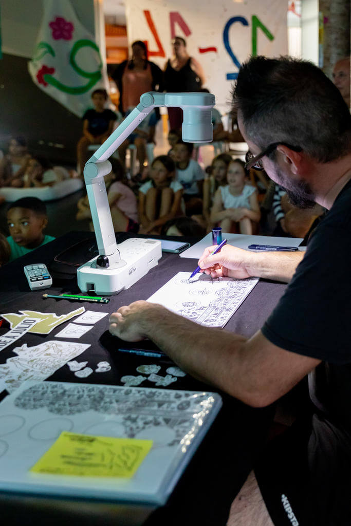 Lecture dessinée de "La pyramide du Chupacabra", tome 2 de la série "La Bande à Julio", par son scénariste Tony Emeriau et son dessinateur Mickael Roux, à la colo CCAS 6-8 ans de Lélex.