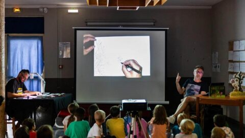 Lecture dessinée de "La pyramide du Chupacabra", tome 2 de la série "La Bande à Julio", par son scénariste Tony Emeriau et son dessinateur Mickael Roux, à la colo CCAS 6-8 ans de Lélex.