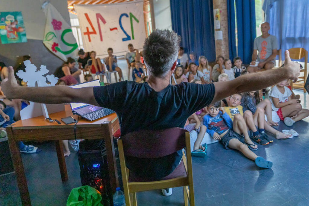 Lecture dessinée de "La pyramide du Chupacabra", tome 2 de la série "La Bande à Julio", par son scénariste Tony Emeriau et son dessinateur Mickael Roux, à la colo CCAS 6-8 ans de Lélex.