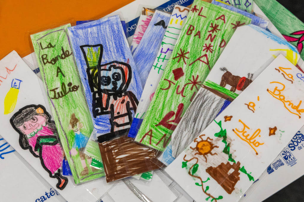 Lecture dessinée de "La pyramide du Chupacabra", tome 2 de la série "La Bande à Julio", par son scénariste Tony Emeriau et son dessinateur Mickael Roux, à la colo CCAS 6-8 ans de Lélex.