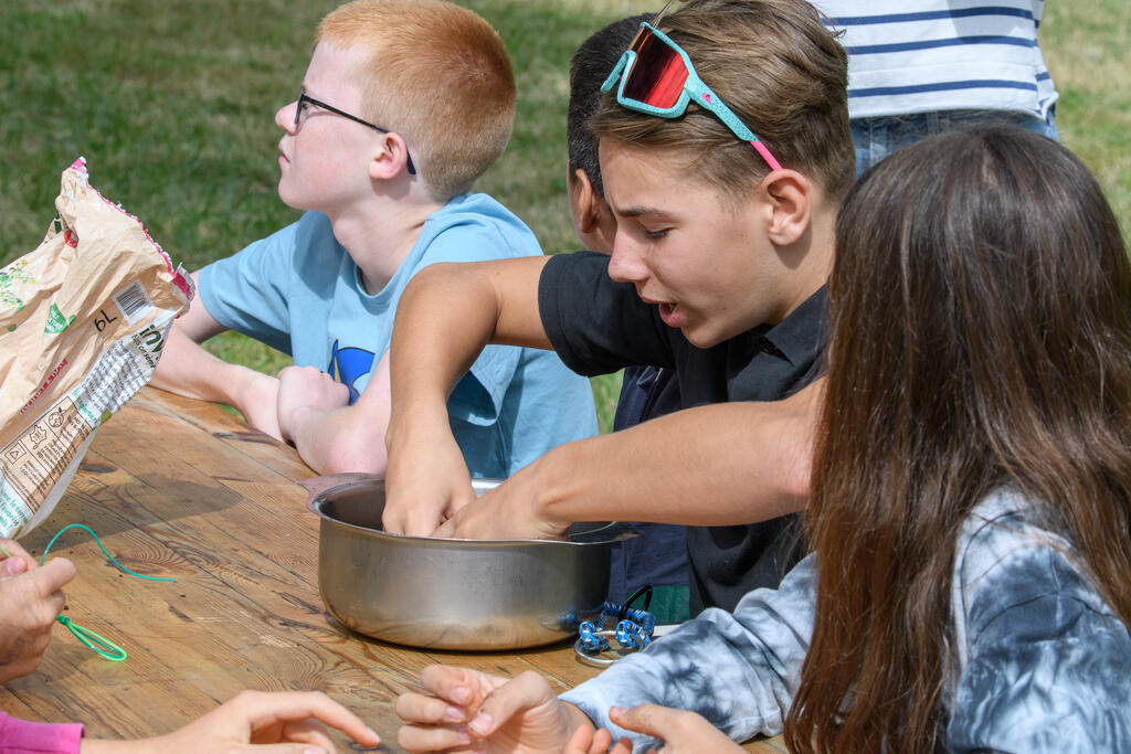 Act’éthiques. Un atelier "bombes à graines" pour les adolescents de la colo de Vayrac | Journal des Activités Sociales de l'énergie | 138007 Act27EthiqueAtelier22BombesC3A0graines22colo12 14C3A9tC3A92023 preview