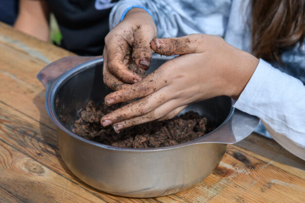 Act’éthiques. Un atelier "bombes à graines" pour les adolescents de la colo de Vayrac | Journal des Activités Sociales de l'énergie | 138012 Act27EthiqueAtelier22BombesC3A0graines22colo12 14C3A9tC3A92023 preview