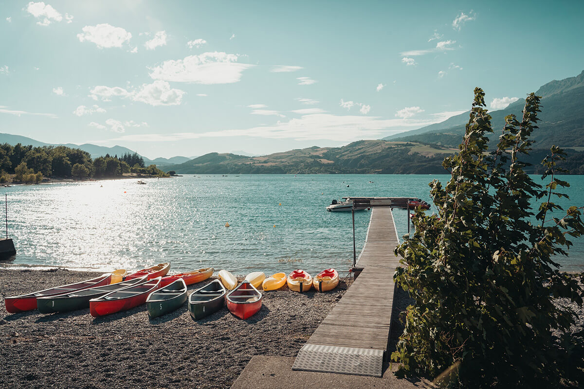 Base nautique du village vacances CCAS de Savines-le-Lac (Hautes-Alpes).