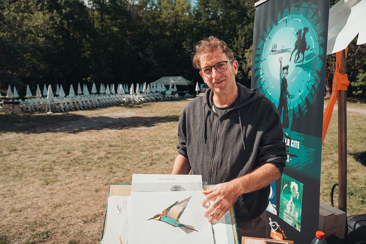 Vincent Roustang, auteur et éditeur des éditions Le piaf. Lecture augmentée du premier chapitre du tome 1 de « La Dasco de la cité » (publié sous le pseudonyme de H. Morse). Festival Partir en livre au village vacances CCAS de Savines-le-Lac (Hautes-Alpes), le 3 août 2023.