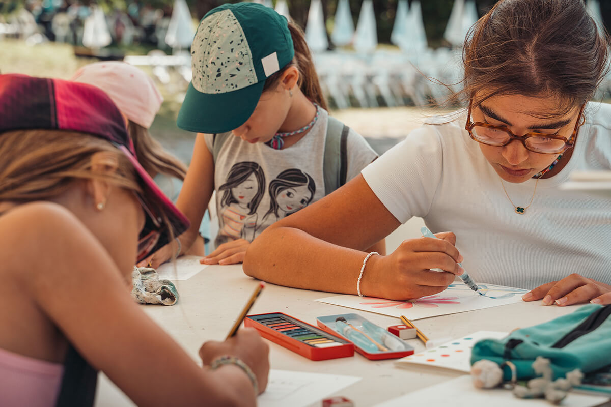 Chloé Fruy, illustratrice, autrice de « Un pirate à Serre-Ponçon » (éd. Des hautes alpes). Atelier aquarelle sur le thème de la liberté. Festival Partir en livre au village vacances CCAS de Savines-le-Lac (Hautes-Alpes), le 3 août 2023.