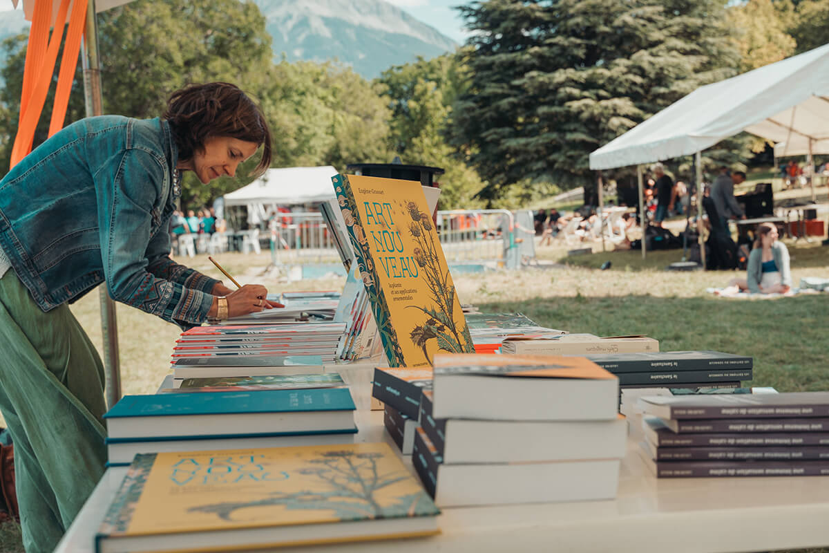 Geneviève Baumann, librairie La Loupiote à Gap, Librairie Jeunesse & Générale, partenaire de la CMCAS Gap. Sélection de livres jeunesse et adultes, dont les ouvrages de Laurine Roux. Festival Partir en livre au village vacances CCAS de Savines-le-Lac (Hautes-Alpes), le 3 août 2023.