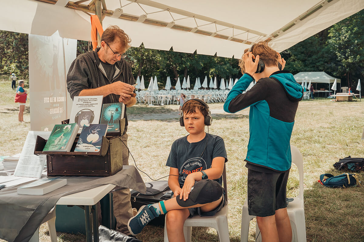 Vincent Roustang, auteur et éditeur des éditions Le piaf. Lecture augmentée du premier chapitre du tome 1 de « La Dasco de la cité » (publié sous le pseudonyme de H. Morse). Festival Partir en livre au village vacances CCAS de Savines-le-Lac (Hautes-Alpes), le 3 août 2023.