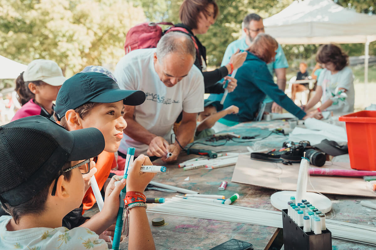 Atelier cerfs-volants et fusées en famille. Festival Partir en livre au village vacances CCAS de Savines-le-Lac (Hautes-Alpes), le 3 août 2023.