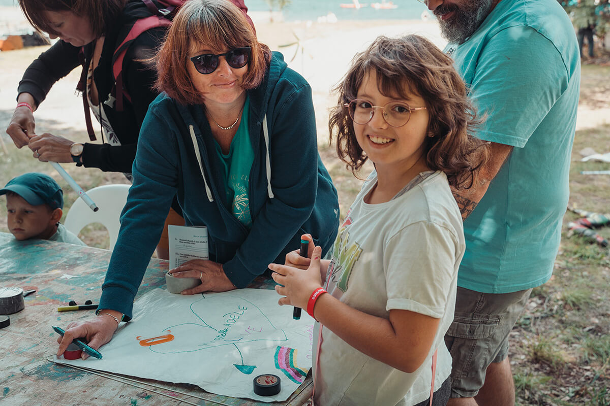 Atelier cerfs-volants et fusées en famille. Festival Partir en livre au village vacances CCAS de Savines-le-Lac (Hautes-Alpes), le 3 août 2023.