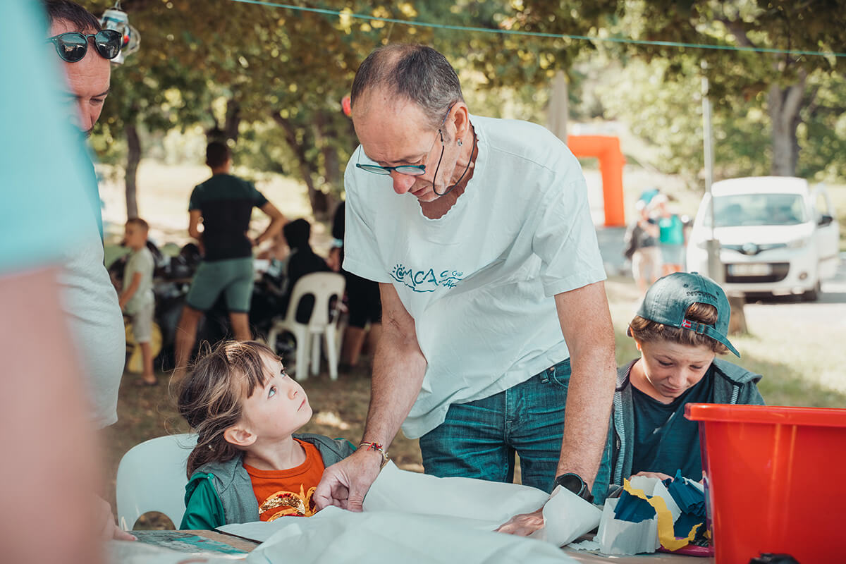 Didier Chaventré, agent EDF à la retraite (CMCAS Gap), animateur et intervenant dans les colos. Festival Partir en livre au village vacances CCAS de Savines-le-Lac (Hautes-Alpes), le 3 août 2023.