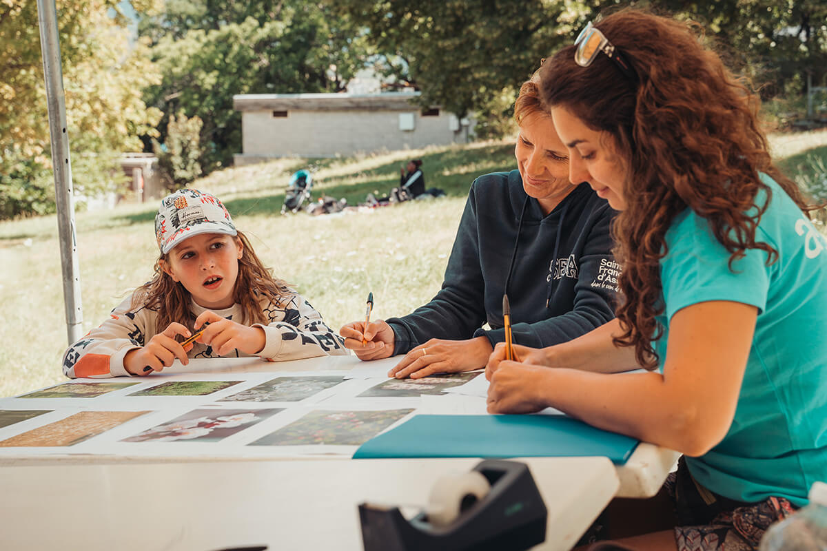 atelier "Liberté en fleurs/Fleur de liberté" proposé par Marion, animatrice au Mônetier. Festival Partir en livre au village vacances CCAS de Savines-le-Lac (Hautes-Alpes), le 3 août 2023.