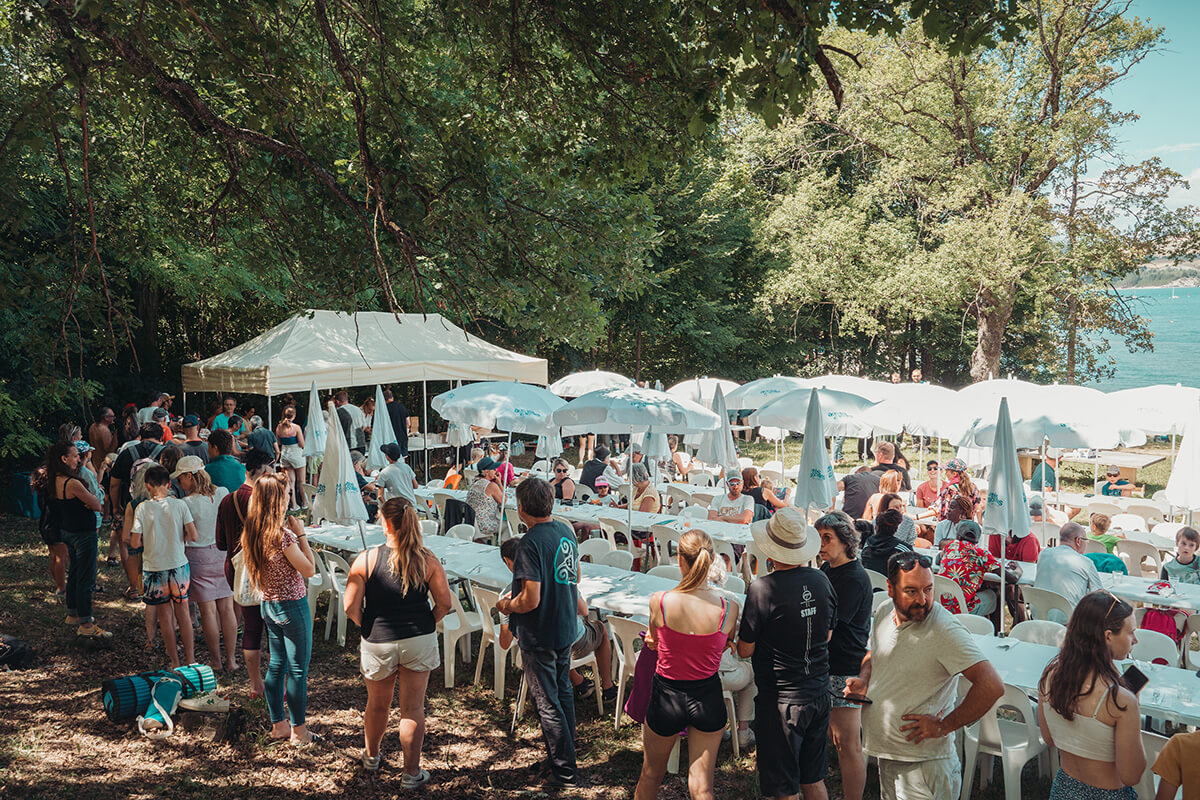 Restauration assurée par les cuisiniers de Savines pour 250 personnes. Grillades et salades, servies par les bénévoles. Festival Partir en livre au village vacances CCAS de Savines-le-Lac (Hautes-Alpes), le 3 août 2023.