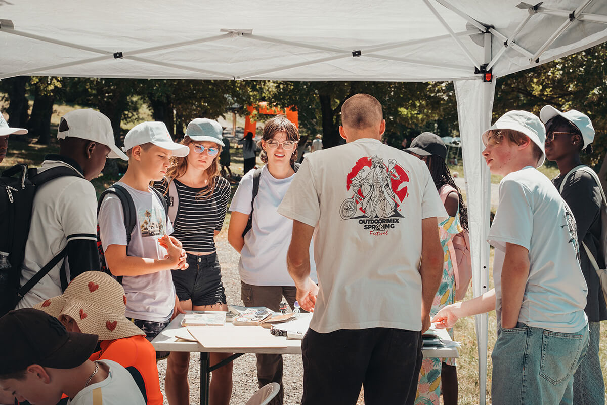 Atelier manga proposé par Louis Godard, dessinateur et caricaturiste de rue à Briançon. Festival Partir en livre au village vacances CCAS de Savines-le-Lac (Hautes-Alpes), le 3 août 2023.