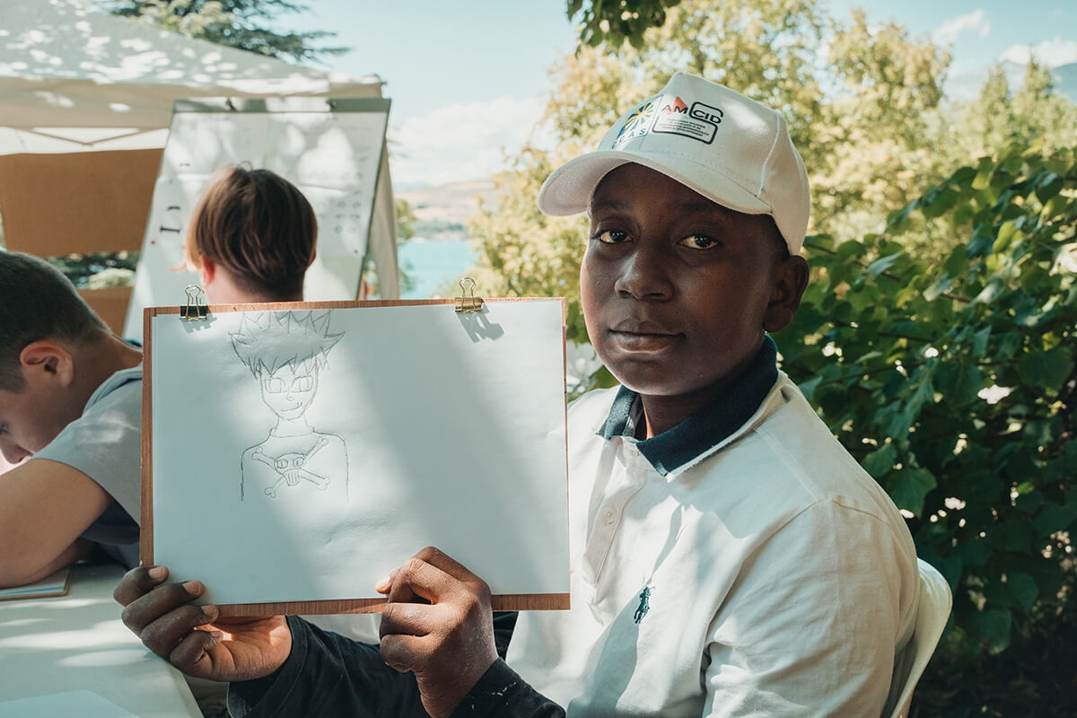 Dramane, 13 ans, jeune malien en colo à Savines comme 14 autres enfants de travailleurs d'Énergie du Mali (EDM SA). Festival Partir en livre au village vacances CCAS de Savines-le-Lac (Hautes-Alpes), le 3 août 2023.