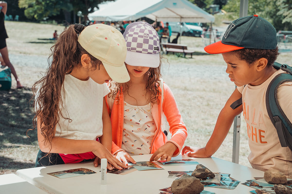 Atelier roman photo : cartes postales personnalisées proposées par Alice Nicolas, photographe. Festival Partir en livre au village vacances CCAS de Savines-le-Lac (Hautes-Alpes), le 3 août 2023.