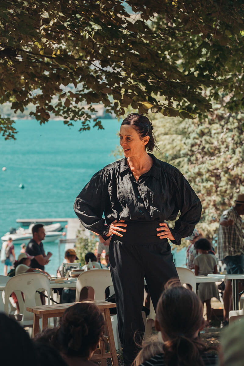 Spectacle "Zorro", comoagnie le Pas de l'oiseau. Festival Partir en livre au village vacances CCAS de Savines-le-Lac (Hautes-Alpes), le 3 août 2023.