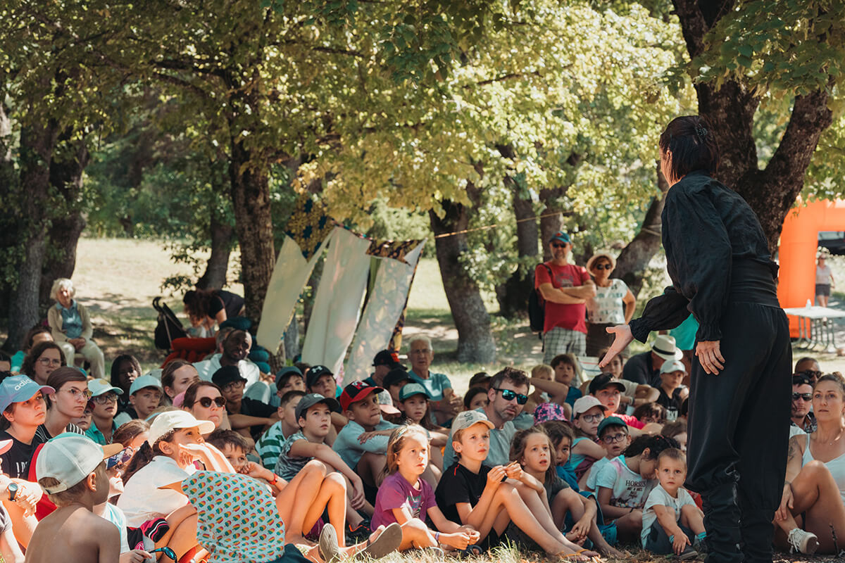 Spectacle "Zorro", compagnie le Pas de l'oiseau. Festival Partir en livre au village vacances CCAS de Savines-le-Lac (Hautes-Alpes), le 3 août 2023.