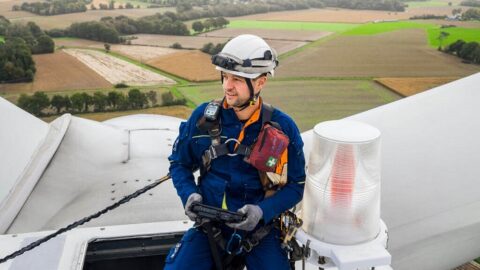 Technicien de maintenance dans le parc éolien de Noyal-Pontivy (Morbihan).