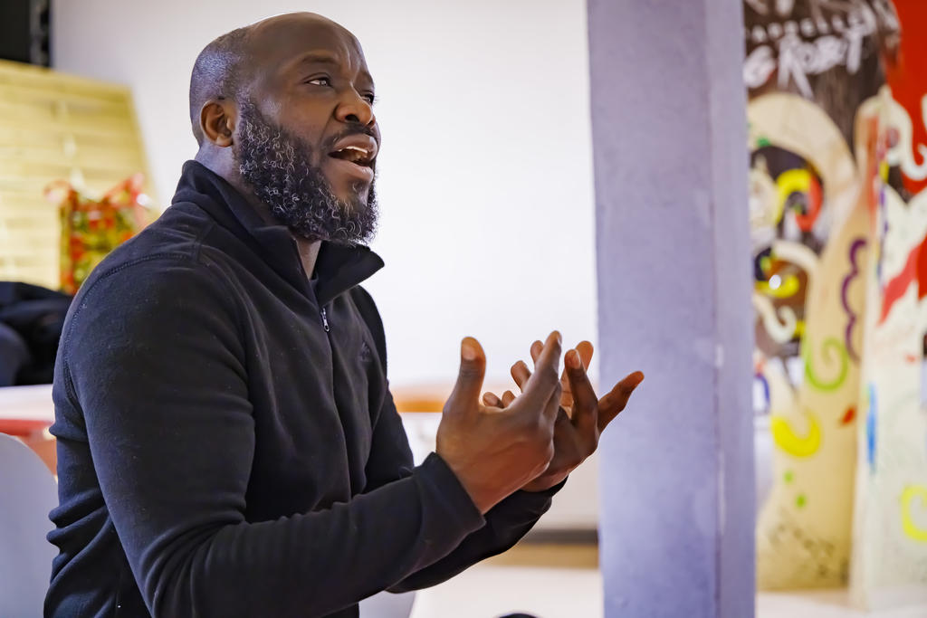 Ghislain Loussingui, ancien rappeur devenu formateur en atelier d'écriture, intervient à la CCAS sous diverses formes.