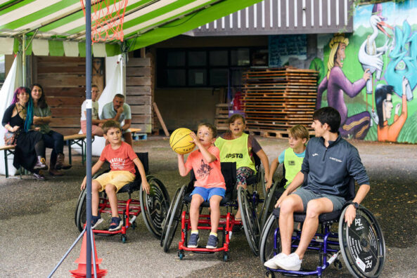 À Kaysersberg, valides et non-voyants à égalité le temps d'un week-end | Journal des Activités Sociales de l'énergie | 138694 kaysersberg ccas fete papillons 2023