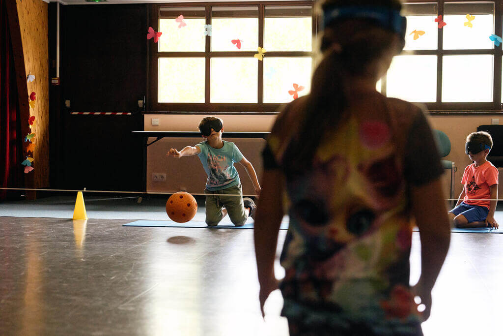 Torball avec les enfants. Fête des Papillons dédiée à la sensibilisation au handicap au centre CCAS de Kaysersberg, août 2023.
