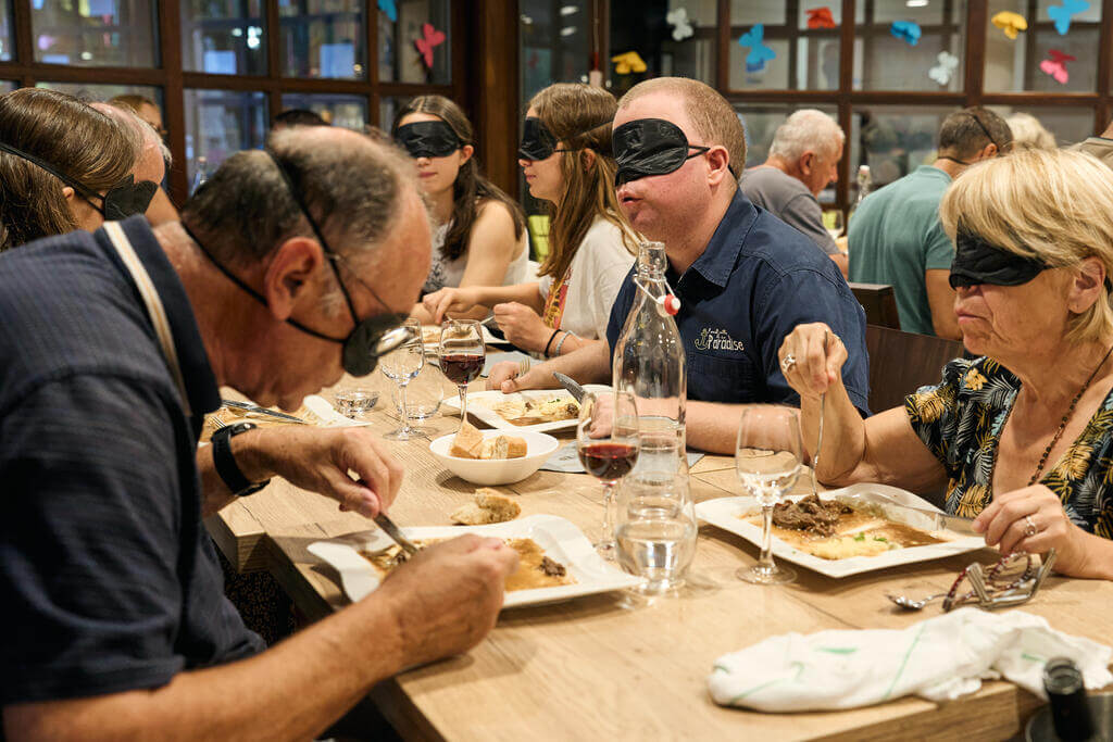 Repas dans le noir. Fête des Papillons dédiée à la sensibilisation au handicap au centre CCAS de Kaysersberg, août 2023.