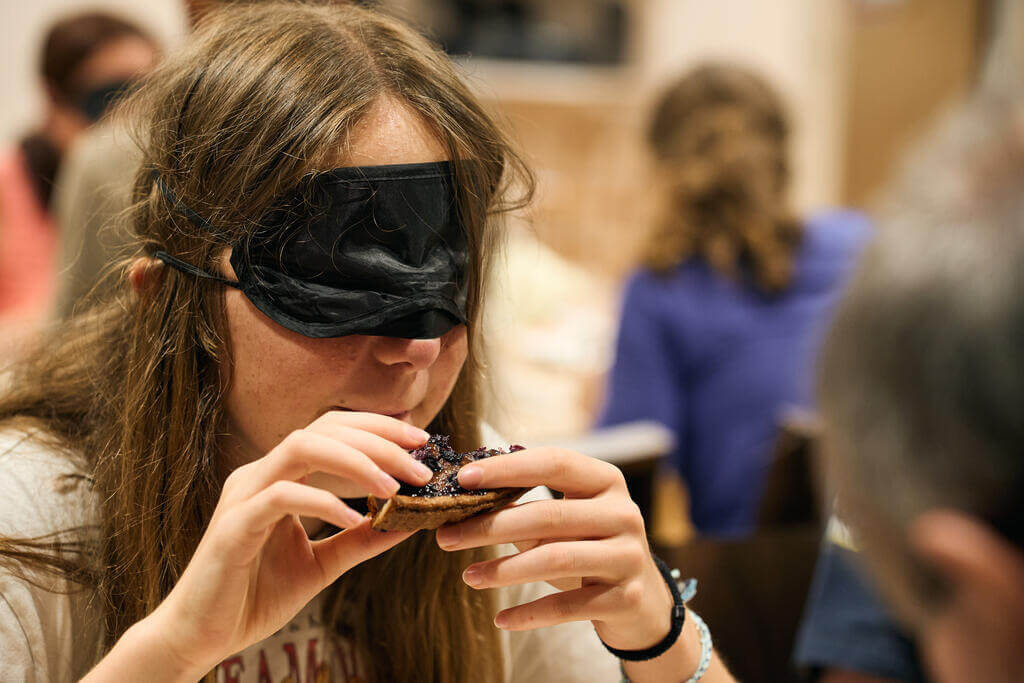 Repas dans le noir. Fête des Papillons dédiée à la sensibilisation au handicap au centre CCAS de Kaysersberg, août 2023.