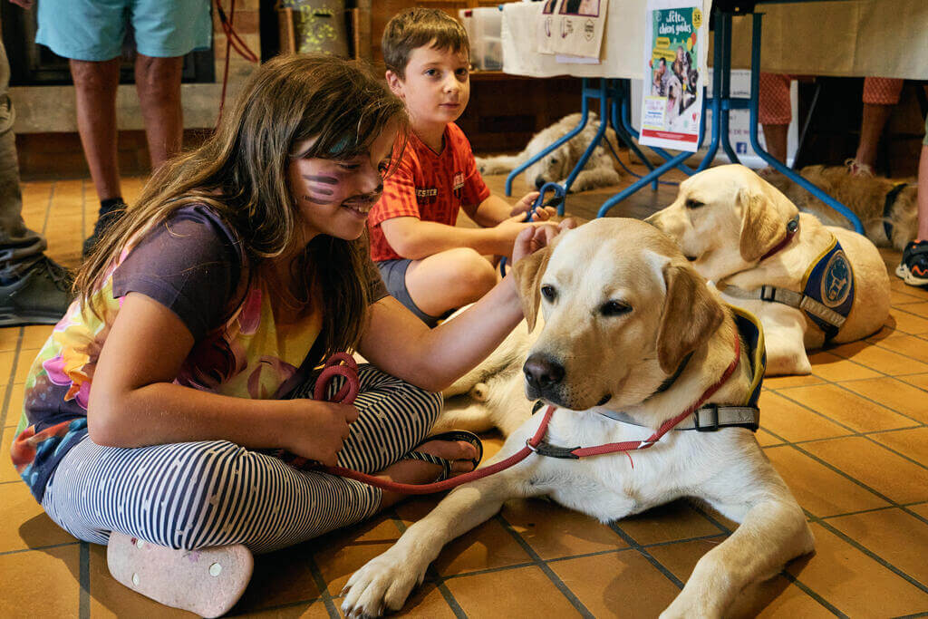 Association des chiens guides de l'Est. Fête des Papillons dédiée à la sensibilisation au handicap au centre CCAS de Kaysersberg, août 2023.