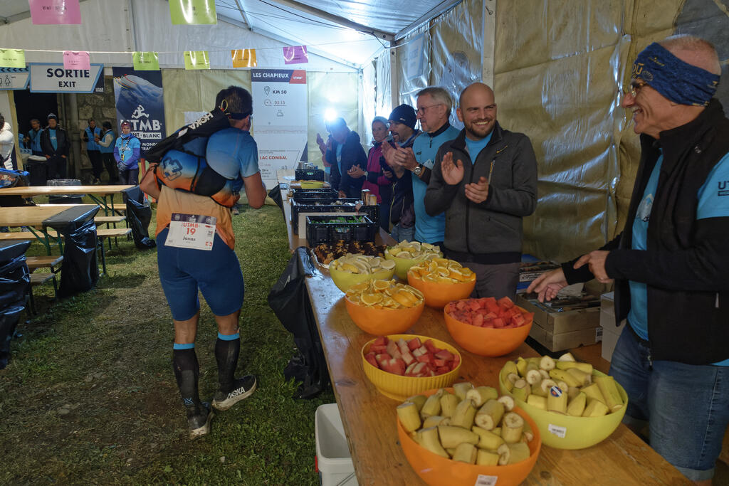 Bénévoles de l'UTMB 2023, chargés du ravitaillement de la course en partenariat avec la CCAS et la CMCAS Pays de Savoie.