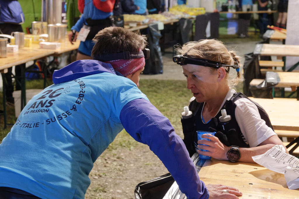 Bénévoles de l'UTMB 2023, chargés du ravitaillement de la course en partenariat avec la CCAS et la CMCAS Pays de Savoie.
