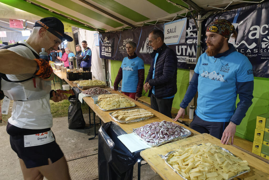 Bénévoles de l'UTMB 2023, chargés du ravitaillement de la course en partenariat avec la CCAS et la CMCAS Pays de Savoie.