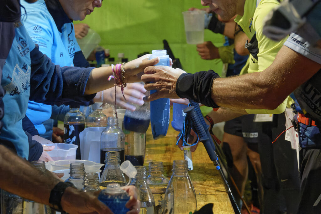 Bénévoles de l'UTMB 2023, chargés du ravitaillement de la course en partenariat avec la CCAS et la CMCAS Pays de Savoie.