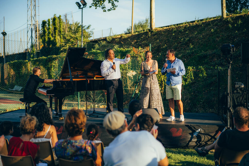 Noémie Bickel, présidente de la CMCAS Toulouse et Jacques Rouquayrol, élu de la CMCAS en charge du projet. Soir de match au parc des sports du Bazacle à Toulouse, pour la soirée conviviale organisée par la CMCAS. ©Sébastien Le Clézio/CCAS