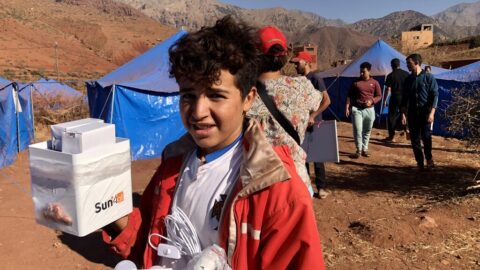 Installation de kits solaires dans le village de Tizi N’Oucheg (Maroc), par les villageois et les bénévoles d'Électriciens sans frontières, septembre 2023.