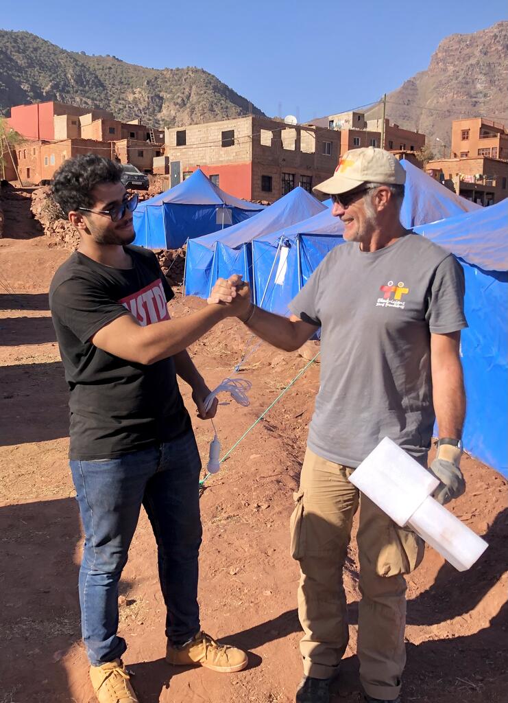 Installation de kits solaires dans le village de Tizi N’Oucheg (Maroc), par les villageois et les bénévoles d'Électriciens sans frontières, septembre 2023.