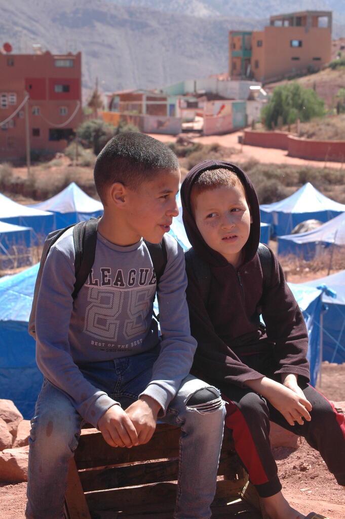 Installation de kits solaires dans le village de Tizi N’Oucheg (Maroc), par les villageois et les bénévoles d'Électriciens sans frontières, septembre 2023.