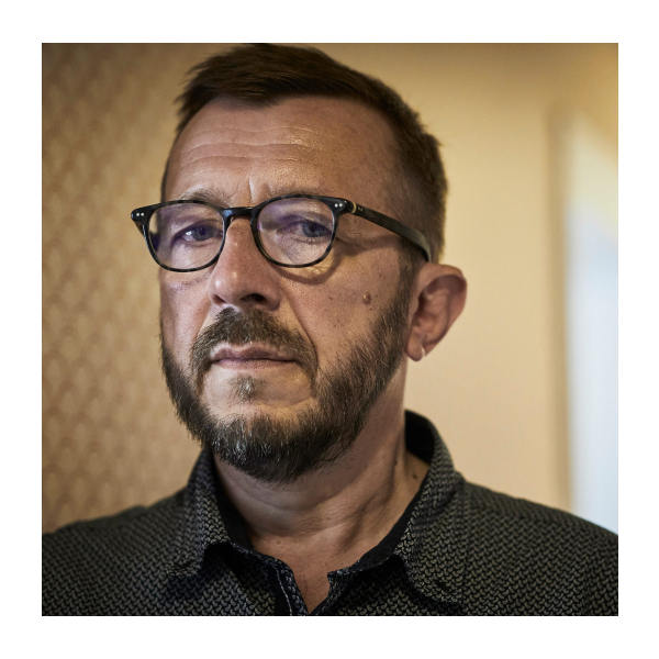 Laurent Vacher, metteur en scène de la pièce "Soudain, chute et envol" (compagnie du Bredin), en tournée à la CCAS durant l'hiver 2024. Photo : Christophe Raynaud de Lage