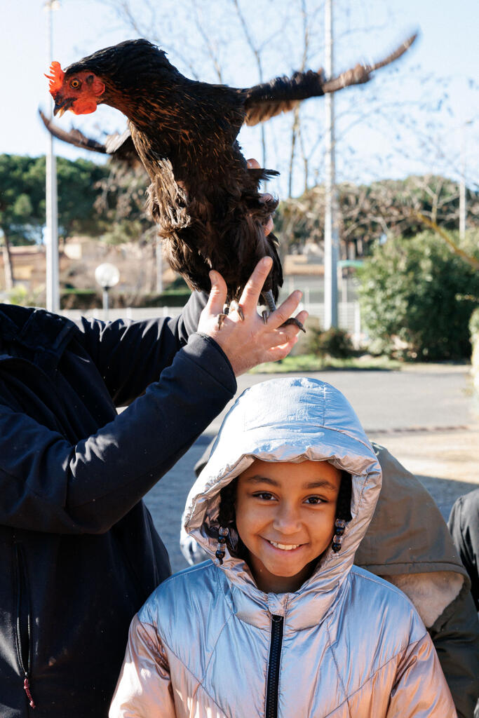 Au Cap d'Agde, des retraités en Séjour Bleu CCAS partagent des moments avec des enfants en colonie, durant l'hiver.