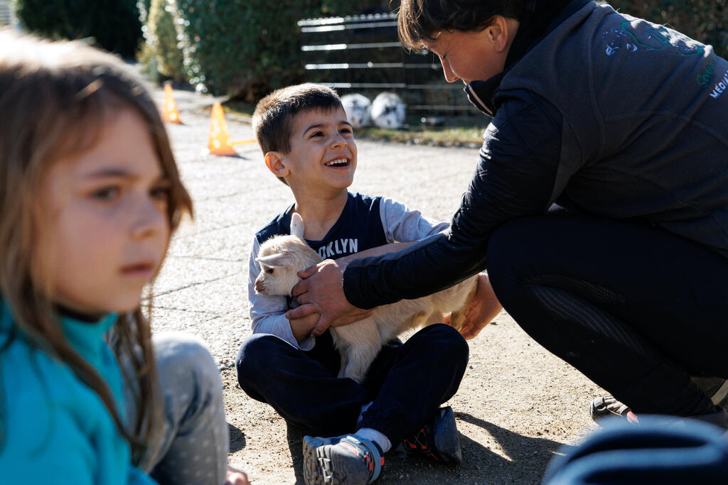 Au Cap d'Agde, des retraités en Séjour Bleu CCAS partagent des moments avec des enfants en colonie, durant l'hiver.
